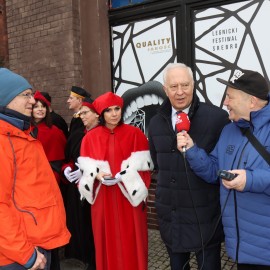 powiększ zdjęcie: Polonez maturzystów na legnickim Rynku