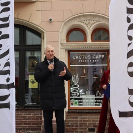 powiększ zdjęcie: Polonez maturzystów na legnickim Rynku