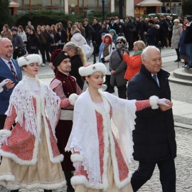 powiększ zdjęcie: Polonez maturzystów na legnickim Rynku