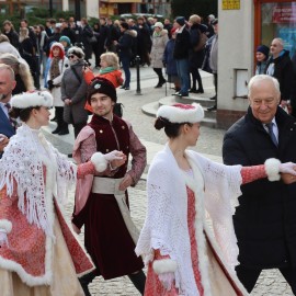 powiększ zdjęcie: Polonez maturzystów na legnickim Rynku