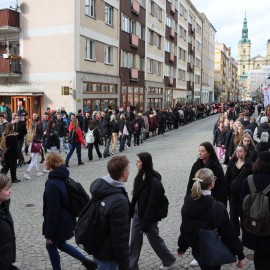 powiększ zdjęcie: Polonez maturzystów na legnickim Rynku