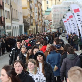 powiększ zdjęcie: Polonez maturzystów na legnickim Rynku