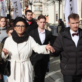 powiększ zdjęcie: Polonez maturzystów na legnickim Rynku