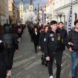 powiększ zdjęcie: Polonez maturzystów na legnickim Rynku