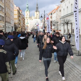 powiększ zdjęcie: Polonez maturzystów na legnickim Rynku