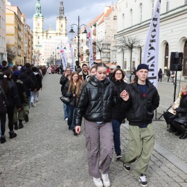 powiększ zdjęcie: Polonez maturzystów na legnickim Rynku