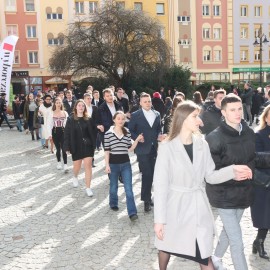 powiększ zdjęcie: Polonez maturzystów na legnickim Rynku
