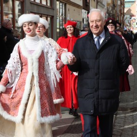 powiększ zdjęcie: Polonez maturzystów na legnickim Rynku