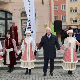 powiększ zdjęcie: Polonez maturzystów na legnickim Rynku