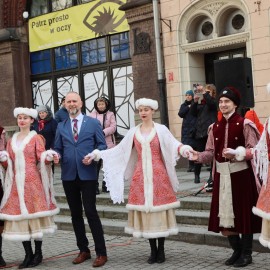 powiększ zdjęcie: Polonez maturzystów na legnickim Rynku