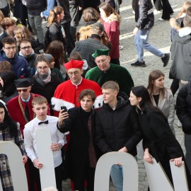 powiększ zdjęcie: Polonez maturzystów na legnickim Rynku