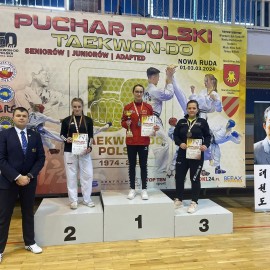 powiększ zdjęcie: Legniccy taekwondocy rozwiązali worek z medalami. Gratulujemy
