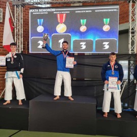 powiększ zdjęcie: Srebrny medal Bartka Kasprzyka, karateki legnickiego klubu. Gratulujemy