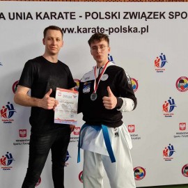 powiększ zdjęcie: Srebrny medal Bartka Kasprzyka, karateki legnickiego klubu. Gratulujemy