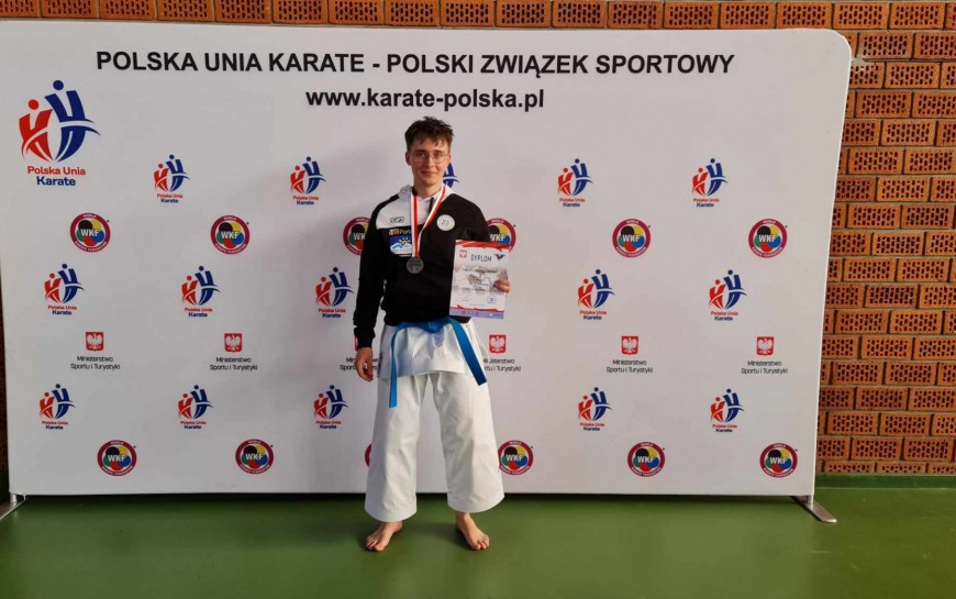 Srebrny medal Bartka Kasprzyka, karateki legnickiego klubu. Gratulujemy