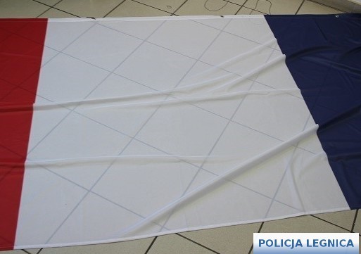 Legniccy policjanci zatrzymali mężczyznę za znieważenie i zniszczenie flagi Francji