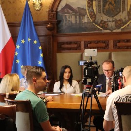 powiększ zdjęcie: Konferencja prasowa prezydenta Legnicy