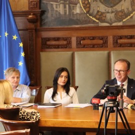 powiększ zdjęcie: Konferencja prasowa prezydenta Legnicy