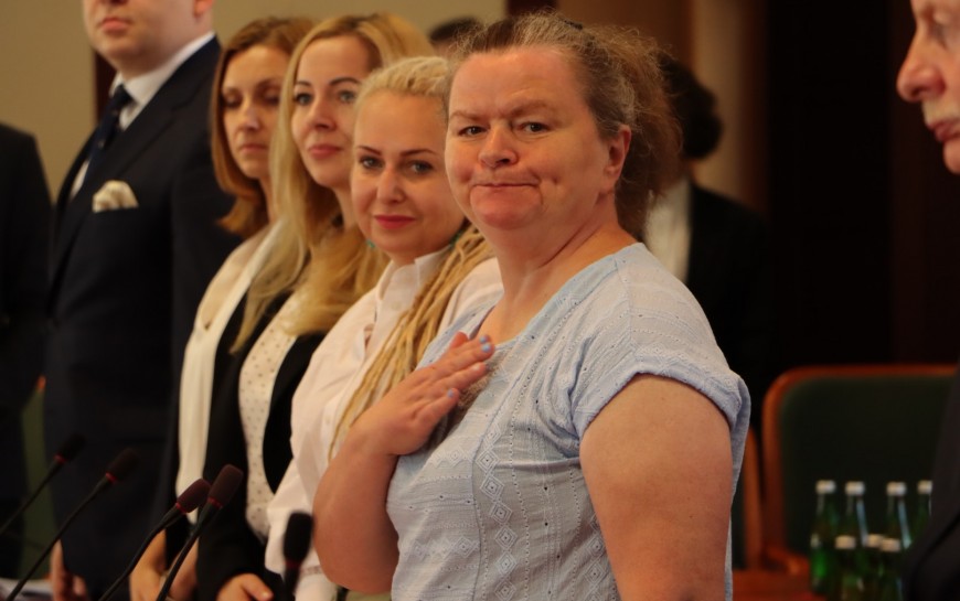 Zaprzysiężenie nowych radnych podczas drugiej sesji Rady Miejskiej Legnicy