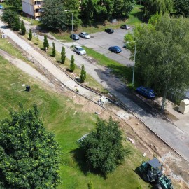Na Koperniku powstają kolejne miejsca parkingowe i chodnik