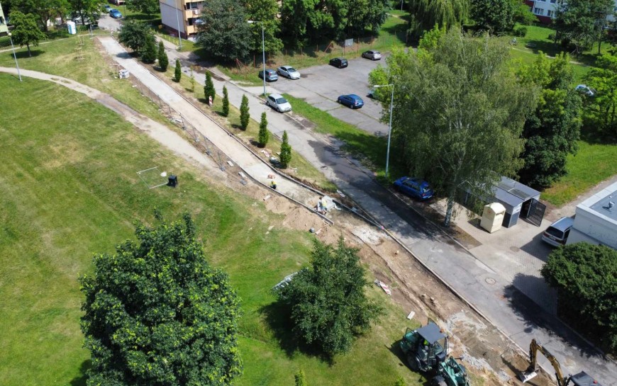 Na Koperniku powstają kolejne miejsca parkingowe i chodnik