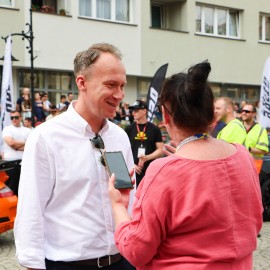 powiększ zdjęcie: Tysiące legniczan podziwiało niezwykłe samochody. Zobacz fotorelację z wydarzenia
