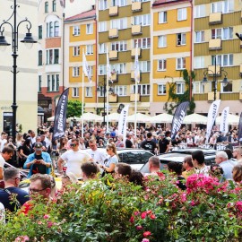 powiększ zdjęcie: Tysiące legniczan podziwiało niezwykłe samochody. Zobacz fotorelację z wydarzenia
