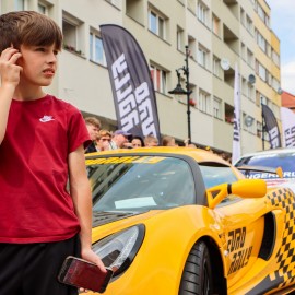 powiększ zdjęcie: Tysiące legniczan podziwiało niezwykłe samochody. Zobacz fotorelację z wydarzenia
