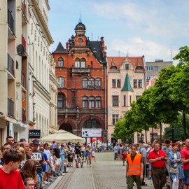 powiększ zdjęcie: Tysiące legniczan podziwiało niezwykłe samochody. Zobacz fotorelację z wydarzenia