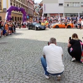 powiększ zdjęcie: Tysiące legniczan podziwiało niezwykłe samochody. Zobacz fotorelację z wydarzenia