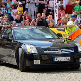 powiększ zdjęcie: Tysiące legniczan podziwiało niezwykłe samochody. Zobacz fotorelację z wydarzenia