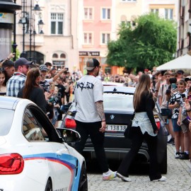 powiększ zdjęcie: Tysiące legniczan podziwiało niezwykłe samochody. Zobacz fotorelację z wydarzenia