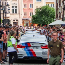 powiększ zdjęcie: Tysiące legniczan podziwiało niezwykłe samochody. Zobacz fotorelację z wydarzenia