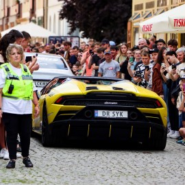 powiększ zdjęcie: Tysiące legniczan podziwiało niezwykłe samochody. Zobacz fotorelację z wydarzenia