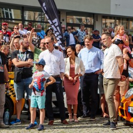 powiększ zdjęcie: Tysiące legniczan podziwiało niezwykłe samochody. Zobacz fotorelację z wydarzenia