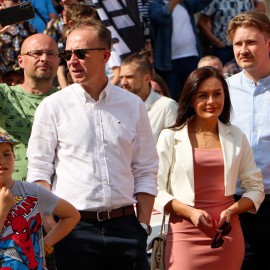 powiększ zdjęcie: Tysiące legniczan podziwiało niezwykłe samochody. Zobacz fotorelację z wydarzenia