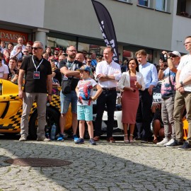 powiększ zdjęcie: Tysiące legniczan podziwiało niezwykłe samochody. Zobacz fotorelację z wydarzenia