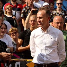 powiększ zdjęcie: Tysiące legniczan podziwiało niezwykłe samochody. Zobacz fotorelację z wydarzenia