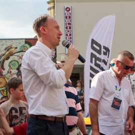 powiększ zdjęcie: Tysiące legniczan podziwiało niezwykłe samochody. Zobacz fotorelację z wydarzenia