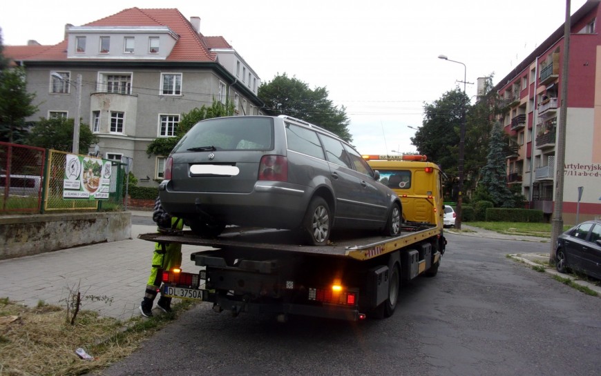 Zgłoś straży miejskiej gdzie „parkują” porzucone auta
