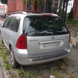 powiększ zdjęcie: Zgłoś straży miejskiej gdzie „parkują” porzucone auta