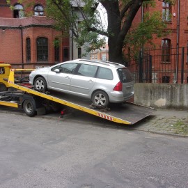 powiększ zdjęcie: Zgłoś straży miejskiej gdzie „parkują” porzucone auta