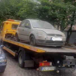powiększ zdjęcie: Zgłoś straży miejskiej gdzie „parkują” porzucone auta