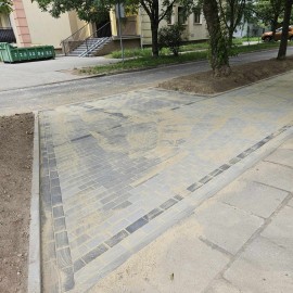 powiększ zdjęcie: Na ulicy Hubalczyków mieszkańcy mają już wygodny chodnik