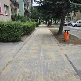 powiększ zdjęcie: Na ulicy Hubalczyków mieszkańcy mają już wygodny chodnik