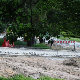 powiększ zdjęcie: Zobacz jak przebiega rewitalizacja parkowych alejek