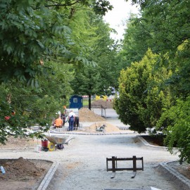 powiększ zdjęcie: Zobacz jak przebiega rewitalizacja parkowych alejek