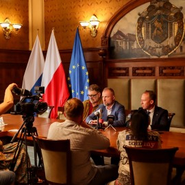 powiększ zdjęcie: Podpisano porozumienie o współprowadzeniu Teatru Modrzejewskiej