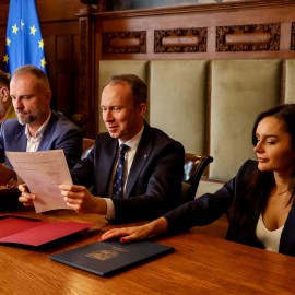 powiększ zdjęcie: Podpisano porozumienie o współprowadzeniu Teatru Modrzejewskiej