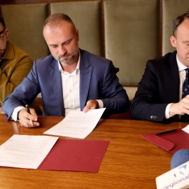 powiększ zdjęcie: Podpisano porozumienie o współprowadzeniu Teatru Modrzejewskiej